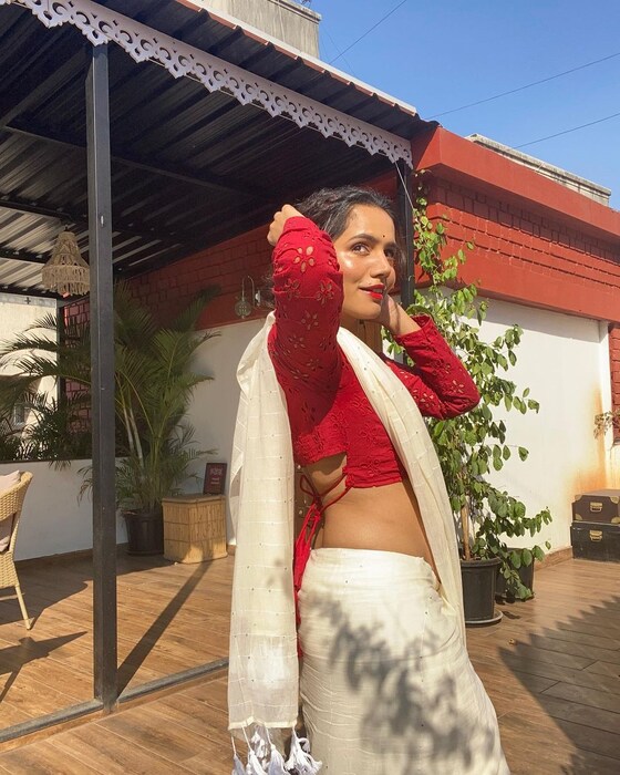 'मी ते काम करून अजिबात खुश नव्हते, मी  सेटवर जाऊन फक्त रडायचे. आईबाबांना कायम मला दवाखान्यात भेटायला यायला लागायचं. त्यामुळे मी थांबले.' असा खुलासा उर्मिलाने केला आहे. 