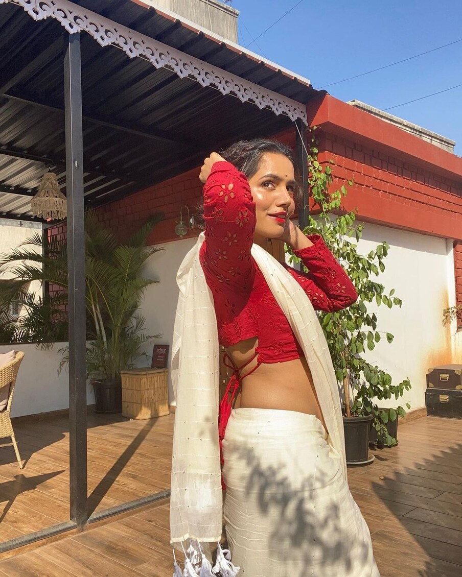 'मी ते काम करून अजिबात खुश नव्हते, मी  सेटवर जाऊन फक्त रडायचे. आईबाबांना कायम मला दवाखान्यात भेटायला यायला लागायचं. त्यामुळे मी थांबले.' असा खुलासा उर्मिलाने केला आहे. 