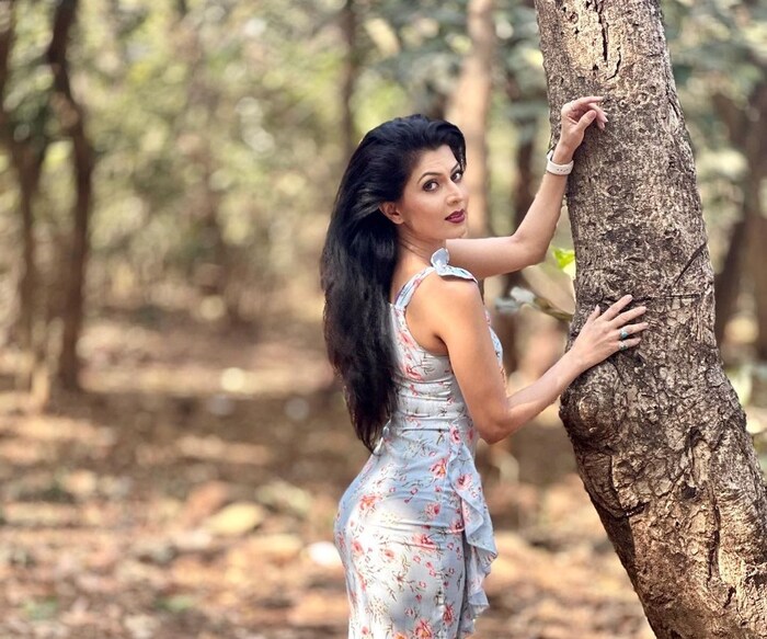 नेहमी साडीत दिसणाऱ्या माधवीनं बोल्ड अवतारात फोटो शेअर करत चाहत्यांना नवीन वर्षाच्या शुभेच्छा दिल्या आहेत. 