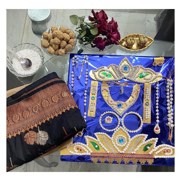  माहेरची साडी, हलव्याचे दागिनी, तिळगुड, लाडू असं साग्रसंगीत बेत अलका ताईंनी लेकीच्या पहिल्या संक्रातीसाठी आखला होता.