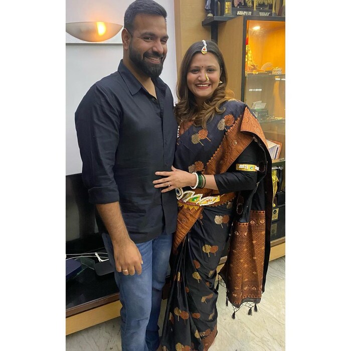  ईशानी आणि तिचा नवरा निशांत वालियाचे फोटो अलका कुबल यांनी शेअर केलेत.