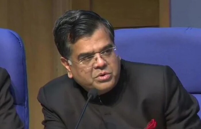 टीव्ही सोमनाथन: सर्वात प्रभावशाली नोकरशहा मानले जाणारे टीव्ही सोमनाथन सध्या फायनेंस सेक्रेटरीची जबाबदारी सांभाळत आहेत. सोमनाथन, अर्थशास्त्रात पीएचडी आहेत. तामिळनाडू केडरचे अधिकारी सोमनाथन यांनी पंतप्रधान कार्यालयातही काम केले आहे. त्यांच्याकडे वित्त मंत्रालयातील खर्च विभागाची जबाबदारी आहे. पंतप्रधान नरेंद्र मोदी यांच्या विश्वासू अधिकाऱ्यांमध्ये त्यांची गणना होते.