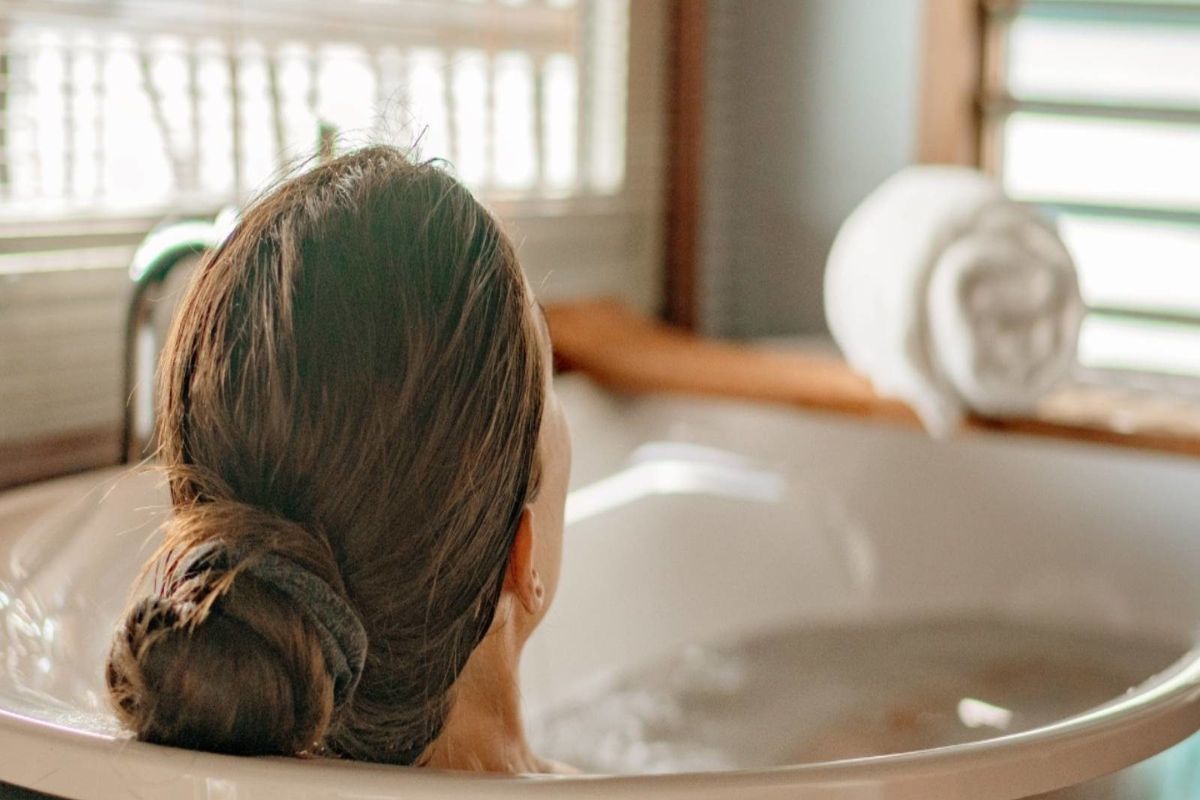 बाथरूमच्या दरवाजाचा हँडल तुटल्याने 4 दिवस आतच बंद राहिली महिला; दरवाजा तोडताच या अवस्थेत दिसली