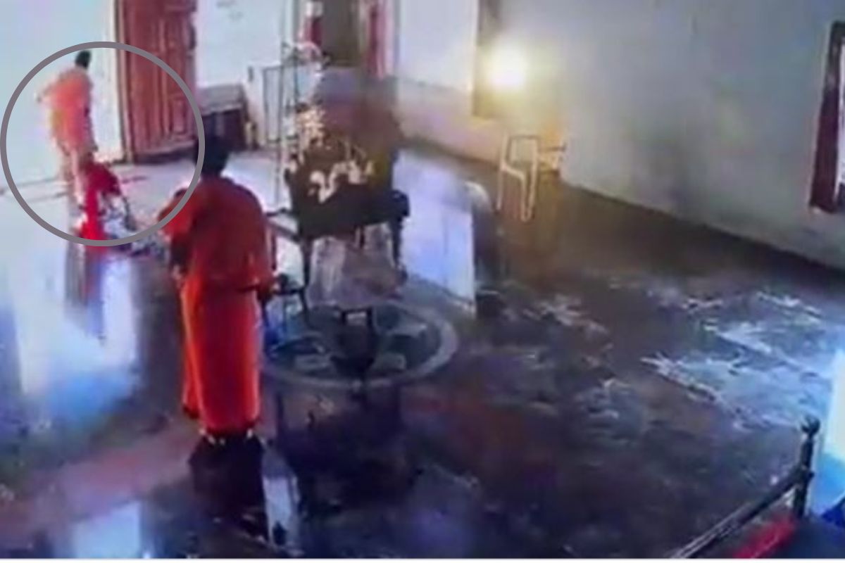 पुजाऱ्याने महिलेला लाथ मारून केस ओढत मंदिराबाहेर काढलं; संतापजनक VIDEO, काय आहे प्रकरण?