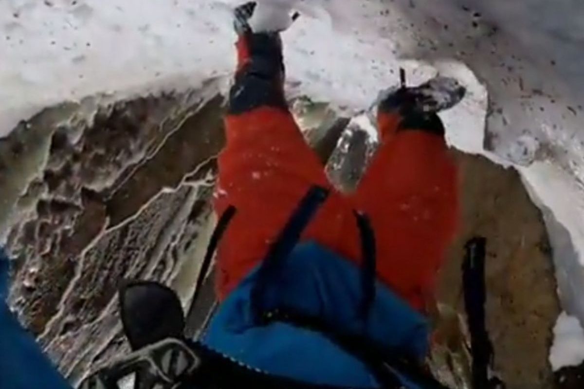 बर्फाळ डोंगरावर चढताना गेला तोल; गिर्यारोहकासोबत भयानक दुर्घटना, अंगावर शहारे आणणारा VIDEO