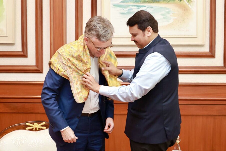 ॲलेक्स एलिस आणि फडणवीसांच्या भेटीचे फोटो सध्या सोशल मीडिावर व्हायरल होत आहेत. 