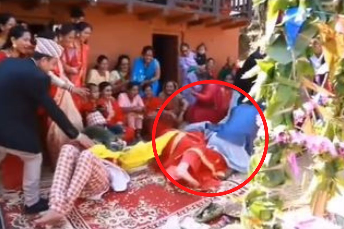 लग्नात तरुणाने नवरी-नवरदेवाच्या अंगावरच मारली उडी; पुढं जे केलं ते पाहून व्हाल हैराण...VIDEO