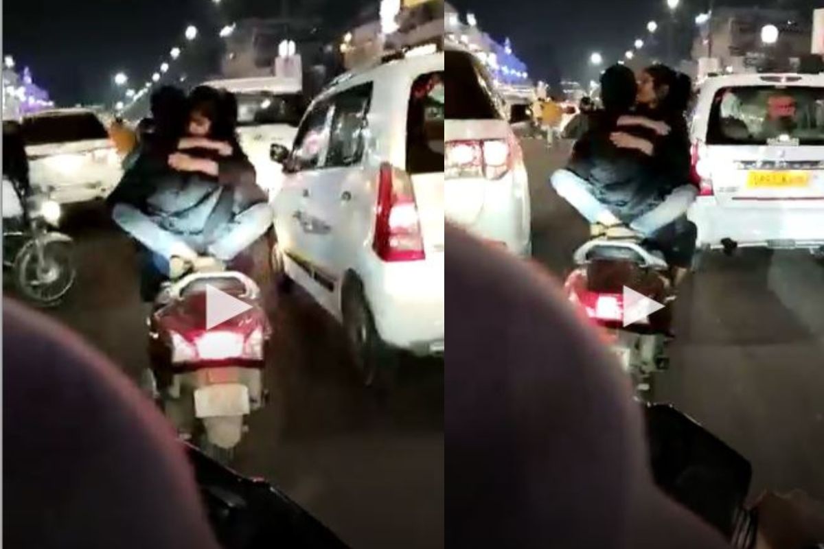चालत्या स्कूटीवरच कपलचा रोमान्स, बॉयफ्रेंडच्या मांडीवर बसून रस्त्यावरच तरुणीचे अश्लील चाळे, VIDEO VIRAL