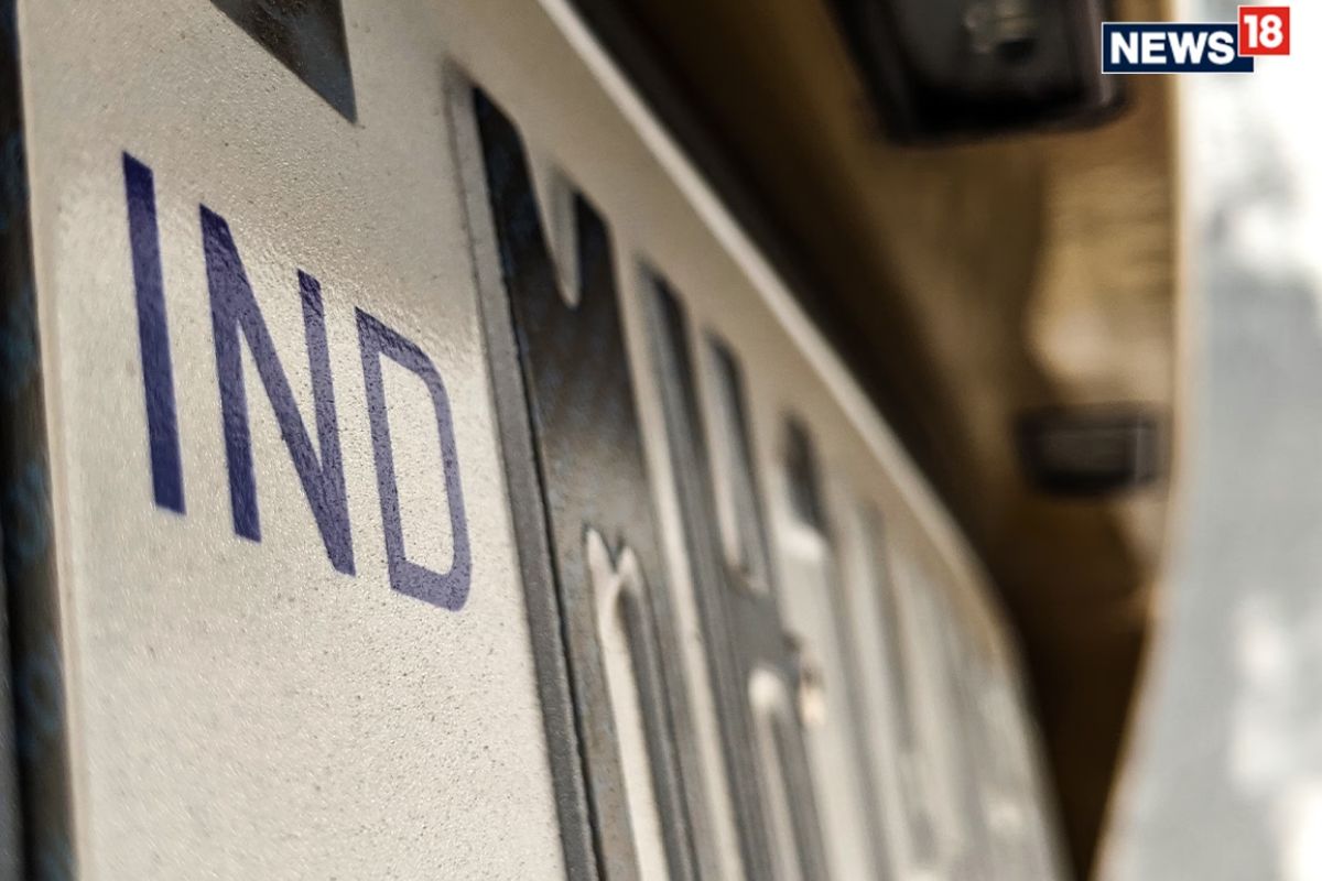 फॉर्च्यूनरच्या नंबर प्लेटवर ते नाव लिहिणं भोवलं; पोलिसांनी 28 हजार दंड घेत गाडीही केली जप्त