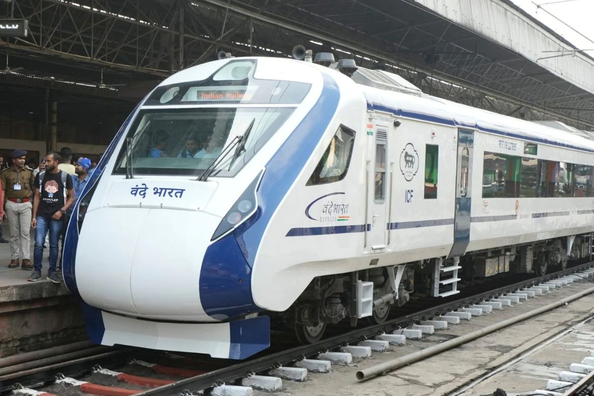 Selfie साठी वंदे भारतमध्ये बसला अन् थेट घरापासून 150 KM दूर पोहोचला, पाहा व्यक्तीसोबत काय झालं..VIDEO