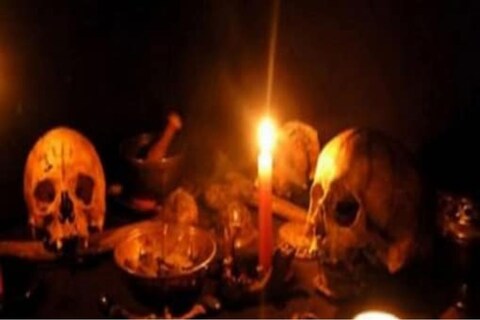 डोक्याला पिस्तूल लावून सूनेला मानवी हाडाची पावडर खायला लावल्याची धक्कादायक घटना समोर आली आहे. घरामध्ये सुख शांती नांदावी, भरभराट व्हावी आणि मुल बाळ व्हावं यासाठी पतीसह सासू सासऱ्यांनी महिलेची अघोरी पूजा केली.
