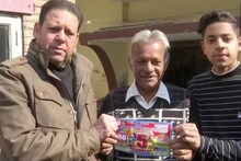 नातवासाठी घेतलेली गोष्ट ठरली लकी, 88 वर्षाच्या व्यक्तीचं रातोरात बदललं नशीब