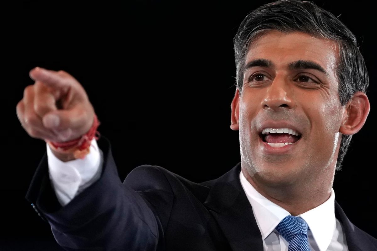 जेव्हा पंतप्रधानच वाहतुकीचे नियम मोडतात! ऋषी सुनक यांना सीटबेल्ट न लावणं महागात पडलं