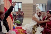 हे तर डिजिटल गुरुजी! लग्न लावताना मंत्रासोबत म्हणाले असं काही की व्हिडिओ व्हायरल हे तर डिजिटल गुरुजी! लग्न लावताना मंत्रासोबत म्हणाले असं काही की व्हिडिओ व्हायरल