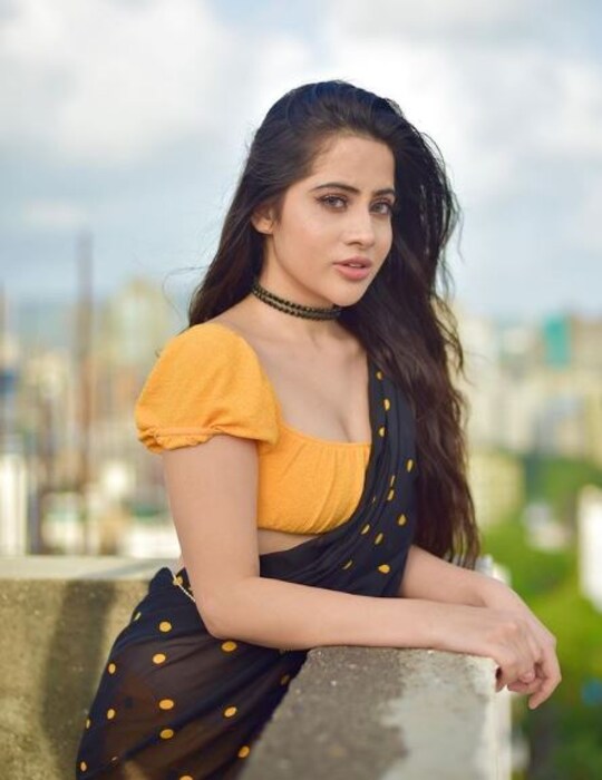 उर्फीनं सोशल मीडियावर शेअर केलेल्या फोटोमध्ये तिचा चेहरा सुजलेला दिसत आहे. 