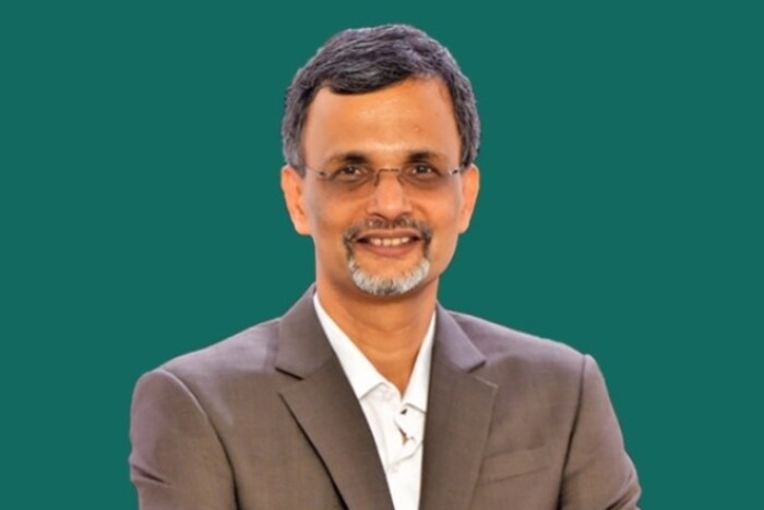  व्ही अनंत नागेश्वरन: अर्थसंकल्प 2023 तयार करण्याव्यतिरिक्त, 2022-23 साठी आर्थिक सर्वेक्षण तयार करण्याची जबाबदारी नागेश्वर यांच्यावर आहे. मुख्य आर्थिक सल्लागार नागेश्वरन हे अर्थमंत्री निर्मला सीतारामण यांचे सर्वात विश्वासू सल्लागार आहेत. नागेश्वरन यांनी आयआयएम अहमदाबादमधून एमबीए आणि मॅसॅच्युसेट्स अॅमरेस्ट विद्यापीठातून वित्त विषयात पीएचडी केली आहे. तसेच 2019-2021 मध्ये पंतप्रधानांच्या आर्थिक सल्लागार परिषदेचे अर्धवेळ सदस्य आहेत.