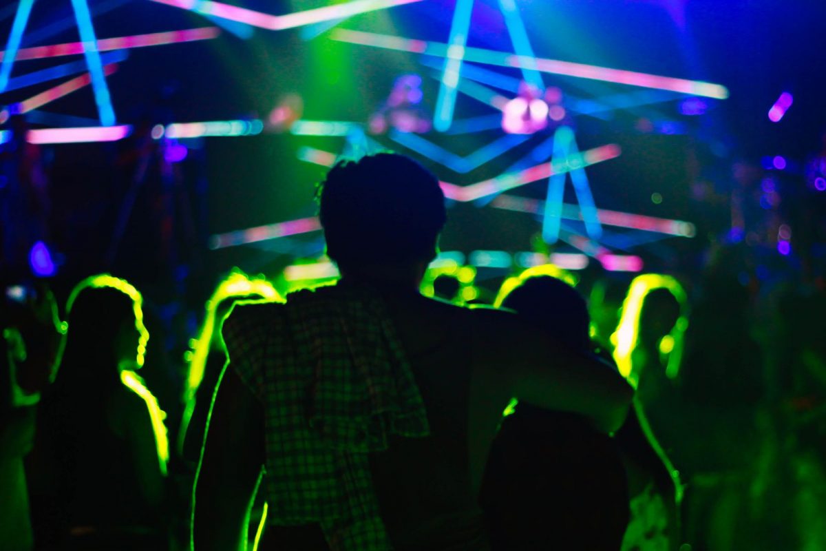 दारूड्या BF सोबत GF ने जे केलं ते पाहून थक्क व्हाल. (प्रतीकात्मक फोटो/सौजन्य-Canva)