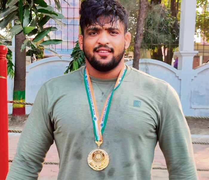 वडील शेतकरी आहेत आणि घरचा दुधाचा व्यवसाय असल्याचं शिवराजने अंतिम सामन्याआधी बोलताना सांगितलं होतं.