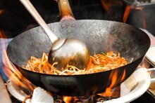 Yummy म्हणत नूडल्सवर ताव मारणाऱ्यांनो हा VIDEO पाहा; खाण्याचा विचारही करणार नाही
