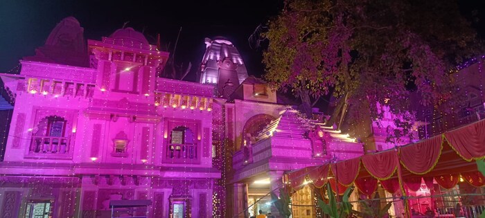  विदर्भातील अष्टविनायक पैकी प्रमुख असलेले नागपुरातील गणेश टेकडी मंदिर आज  आकर्षक विद्युत रोषणाईने आणि फुलांची आरास करून मनमोहक रूपानं सजविण्यात आले आहे.