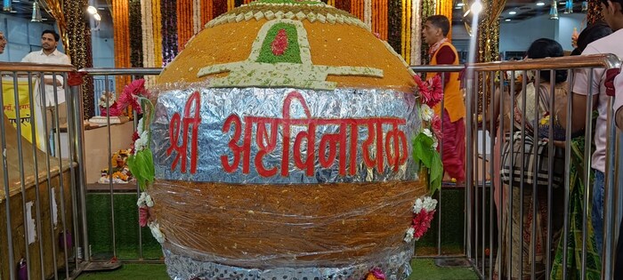 विशेषत: अकराशे किलो बुंदीचा लाडू तयार करण्यात आला असून लाडूचा महाप्रसाद बाप्पाच्या चरणी अर्पण करण्यात आला आहे. 