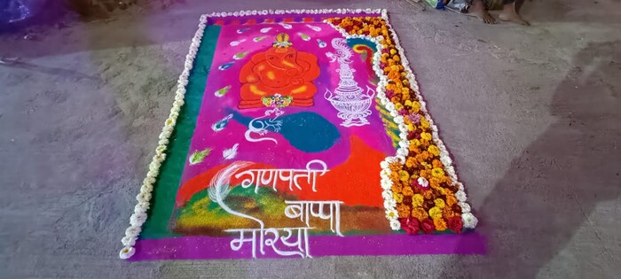अष्टविनायक मित्र मंडळातर्फे अकराशे किलो बुंदीच्या लाडूचा महाप्रसाद बाप्पाच्या चरणी आपण करण्यात आला आहे. 