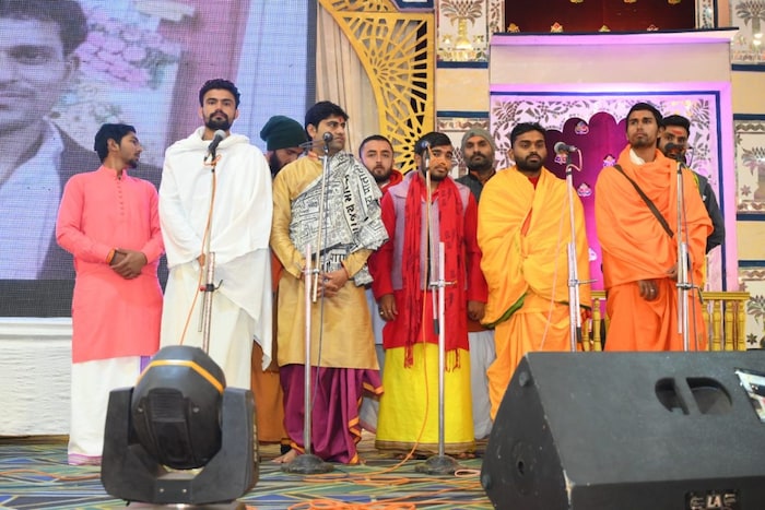 शंखनाद आणि वेद, मंत्रोच्चाराने विवाहाचा शुभारंभ झाला. वरमाला घालतानाही शंख वाजवण्यात आला, मंत्रोच्चार करण्यात आले.