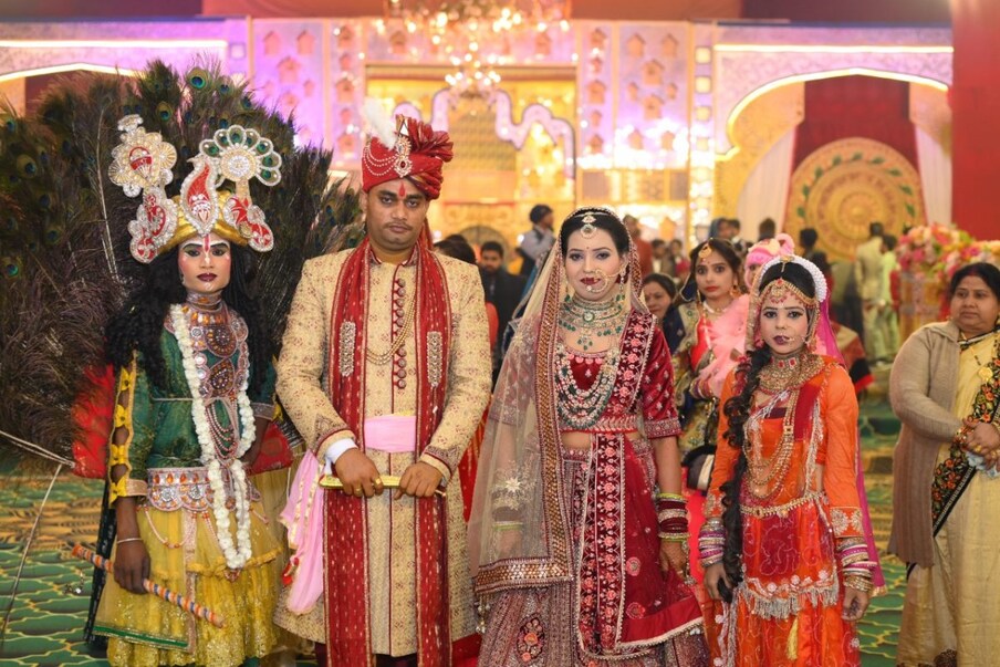 मध्य प्रदेशच्या ग्वालियरमधील दाम्पत्याने अशा पद्धतीने लग्न केलं आहे, की पाहून तुम्हीही थक्क व्हाल.