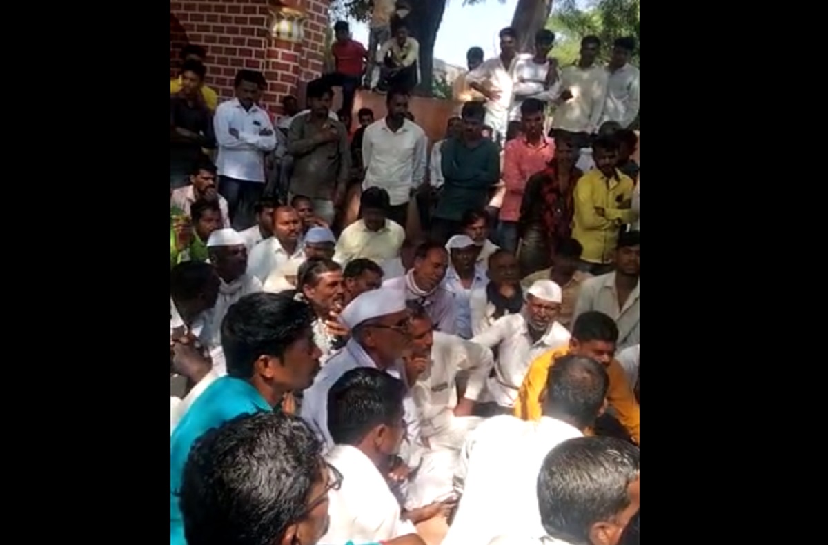 या प्रकरणाचा व्हिडीओ समोर आल्यामुळे खळबळ उडाली आहे. या प्रकरणी कारवाई करावी, अशी मागणी गावकऱ्यांनी केली आहे.