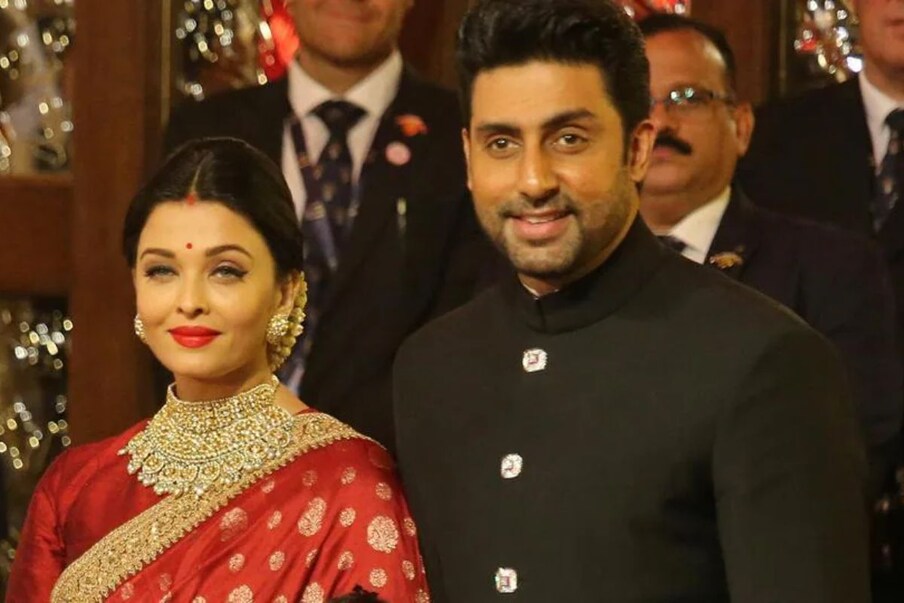 4 Aishwarya Rai and Abhishek Bacchan फार कमी लोकांना ही गोष्ट माहित असावी. ती म्हणजे एश्वर्या ही अभिषेक बच्चनपेक्षा 2 वर्षांनी मोठी आहे.
