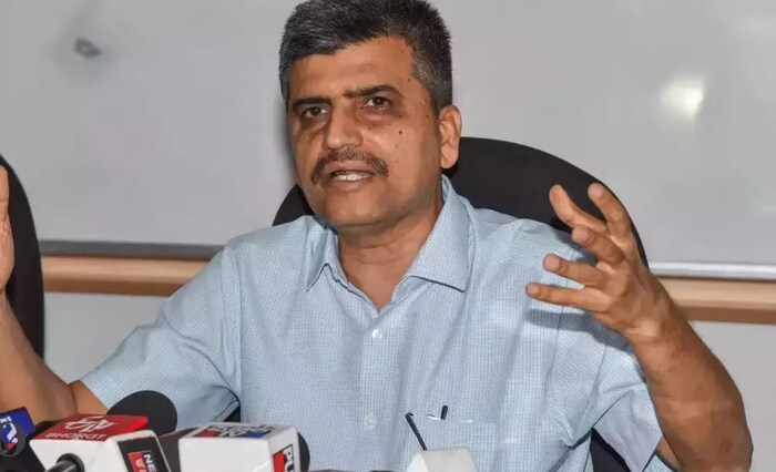 अजय सेठ: कर्नाटक केडरचे 1987 बॅचचे IAS अधिकारी अजय सेठ यांची वित्त मंत्रालयात 2021 मध्ये आर्थिक व्यवहार सचिव म्हणून एंट्री झाली होती. अर्थसंकल्पीय भाषणाला अंतिम रूप देण्याची जबाबदारी त्यांच्या खांद्यावर आहे. आर्थिक व्यवहार विभागाचे सचिव असल्याने सेठ हे बजेटशी संबंधित सर्व सल्ले आणि शिफारशींचेही विश्लेषण करत आहेत.