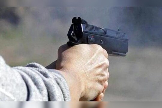 America Crime News : 4 वर्षीय मुलासह कुटुंबातल्या सात जणांवर गोळ्या झाडल्या, नंतर उचललं टोकाचं पाऊल