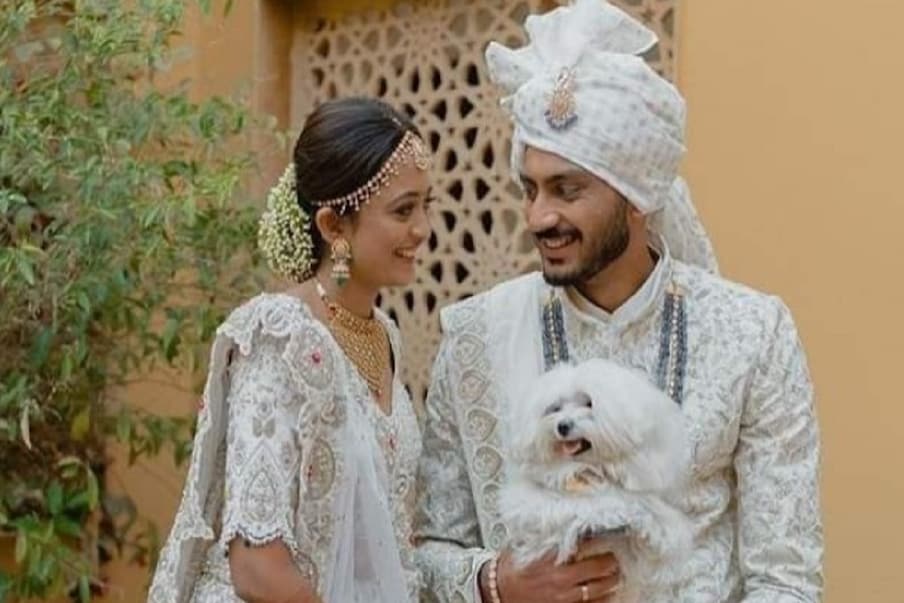 भारतीय क्रिकेट संघाचा अष्टपैलू खेळाडू अक्षर पटेल गुरुवारी प्रेयसी मेहा पटेलसोबत लग्नबंधनात अडकला. दोघांच्या लग्नाचे फोटो आता सोशल मीडियावर व्हायरल होत आहेत.