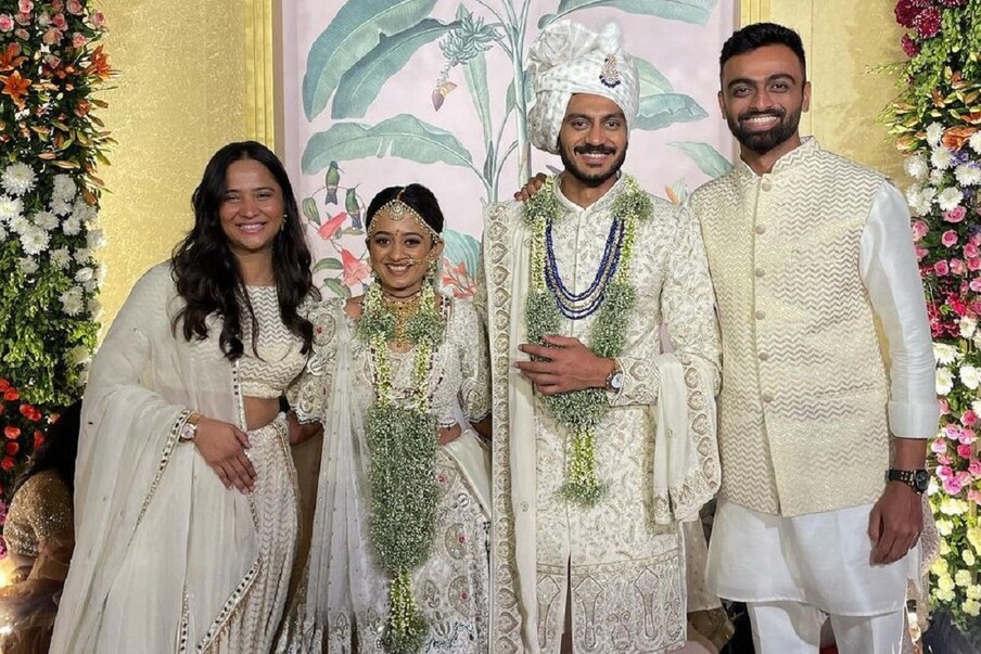 लग्नानंतर रिसेप्शन पार्टीचे फोटो समोर आले असून यात भारतीय क्रिकेटपटू जयदेव उनादकटसुद्धा दिसत आहे.