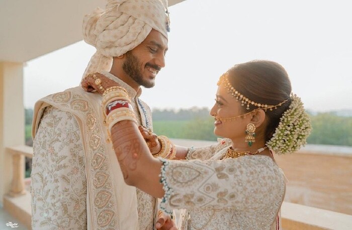 अक्षर आणि मेहा यांनी लग्नाचे फोटो अद्याप शेअर केलेले नाहीत. मात्र हळदी, मेहंदी, संगीत सेरेमनी याचे फोटो सोशल मीडियावर व्हायरल होत आहेत.