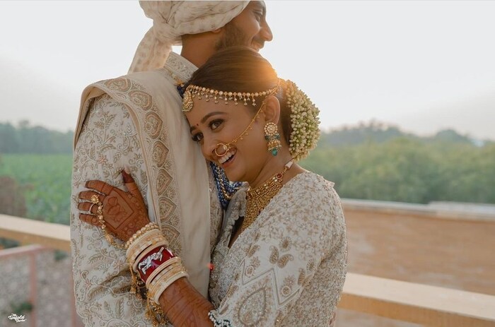  अक्षर आणि मेहा यांनी गुजराती पद्धतीने लग्न केलं. अक्षरने यावेळी पारंपरिक पगडी बांधल्याचं दिसतं. 