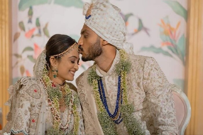 न्यूझीलंडविरुद्ध एकदिवसीय आणि टी२० मालिकेतून ब्रेक घेत अक्षर पटेलने मेहासोबत लग्न केलं. वडोदरा इथं दोघांचा लग्नसोहळा पार पडला.