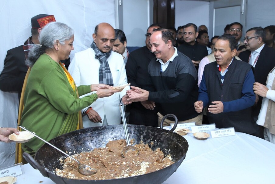 दोन वर्षांनी पुन्हा एकदा हलवा वाटपाचा समारंभ पार पडला. यावेळी अर्थमंत्री निर्मला सीतारामन यांच्यासह इतर केंद्रीय मंत्री उपस्थित होते.