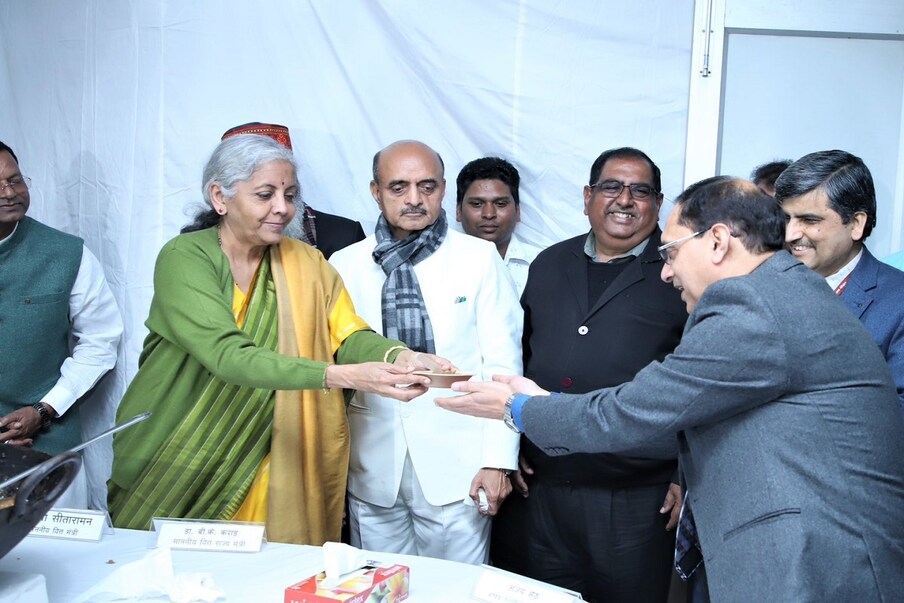  अर्थमंत्री निर्मला सीतारमण 1 फेब्रुवारी 2023 रोजी देशाचं बजेट सादर करणार आहेत. मोदी सरकारच्या दुसऱ्या कार्यकाळातलं हे शेवटचं बजेट असेल. त्यानंतर 2024 च्या निवडणुका होणार आहेत.