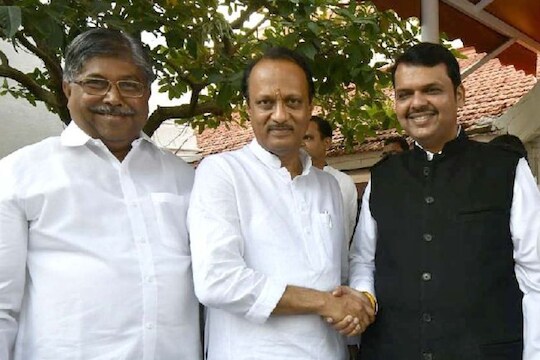 देवेंद्र फडणवीस आणि अजित पवार यांच्या पहाटेच्या शपथविधी सोहळ्यावरून सत्ताधारी आणि विरोधक आणि सत्ताधारी आमनेसामने आले आहे. 