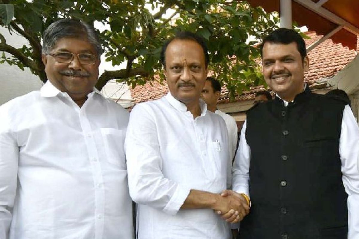 देवेंद्र फडणवीस आणि अजित पवार यांच्या पहाटेच्या शपथविधी सोहळ्यावरून सत्ताधारी आणि विरोधक आणि सत्ताधारी आमनेसामने आले आहे.