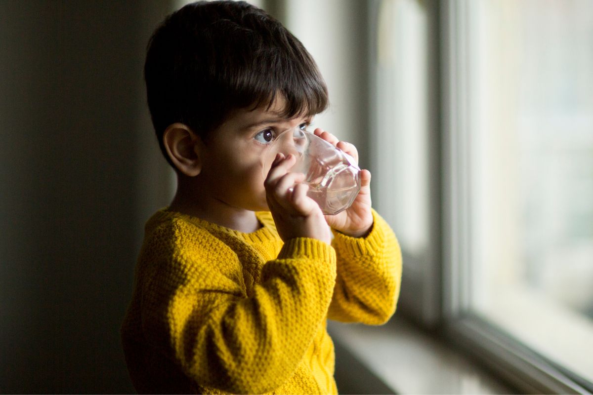 Bedwetting : अंथरूण ओलं करतो म्हणून झोपण्यापूर्वी मुलांना पाणी देणं टाळता?