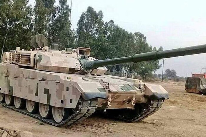 VT4 टँक चायना नॉर्थ इंडस्ट्रीज कॉर्पोरेशन (Norinco) ने विकसित केला आहे आणि तो चिनी सैन्याचा तिसरी पिढी टँक आहे. रॉयल थाई आर्मीने 2017 मध्ये पहिल्यांदा या रणगाड्याचा वापर केला होता. या  टँकचा कमाल वेग ताशी 70 किलोमीटर आहे आणि त्याची श्रेणी सुमारे 500 किलोमीटर आहे. टाकी 125 मिमी स्मूथबोअर गनसह सुसज्ज आहे, जी हीट वॉरहेड्स, एपीएफएसडीएस राउंड, तोफखाना आणि मार्गदर्शित क्षेपणास्त्रे डागू शकते. अलीकडेच पाकिस्तानने VT4 रणगाडाही विकत घेतला आहे.