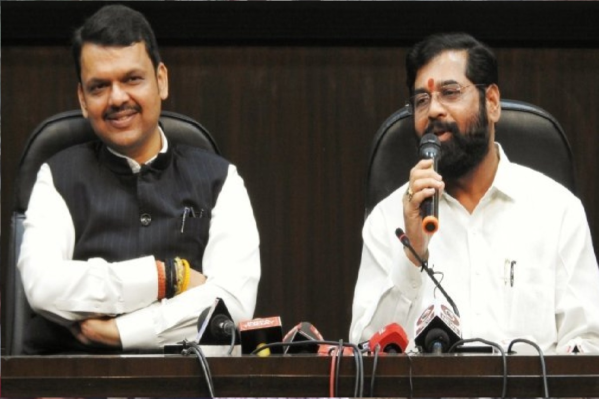 BREAKING : जामनेरला निघालेल्या विमान प्रवासात मोठी घटना, मुख्यमंत्र्यांचं विमान मुंबईला परतले