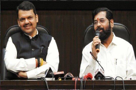 BREAKING : जामनेरला निघालेल्या विमान प्रवासात मोठी घटना, मुख्यमंत्र्यांचं विमान मुंबईला परतले