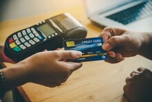 Credit Card वापरणाऱ्या व्यक्तीचा मृत्यू झाला तर कर्जाची परतफेड कोण करतं?