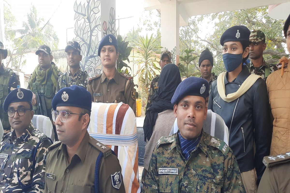 दारूड्या पतीमुळे उचलले शस्त्र; 24 गुन्हे, 50 हजारांचं बक्षीस; कोण आहे नक्षलवादी रेणुका मुर्मू?