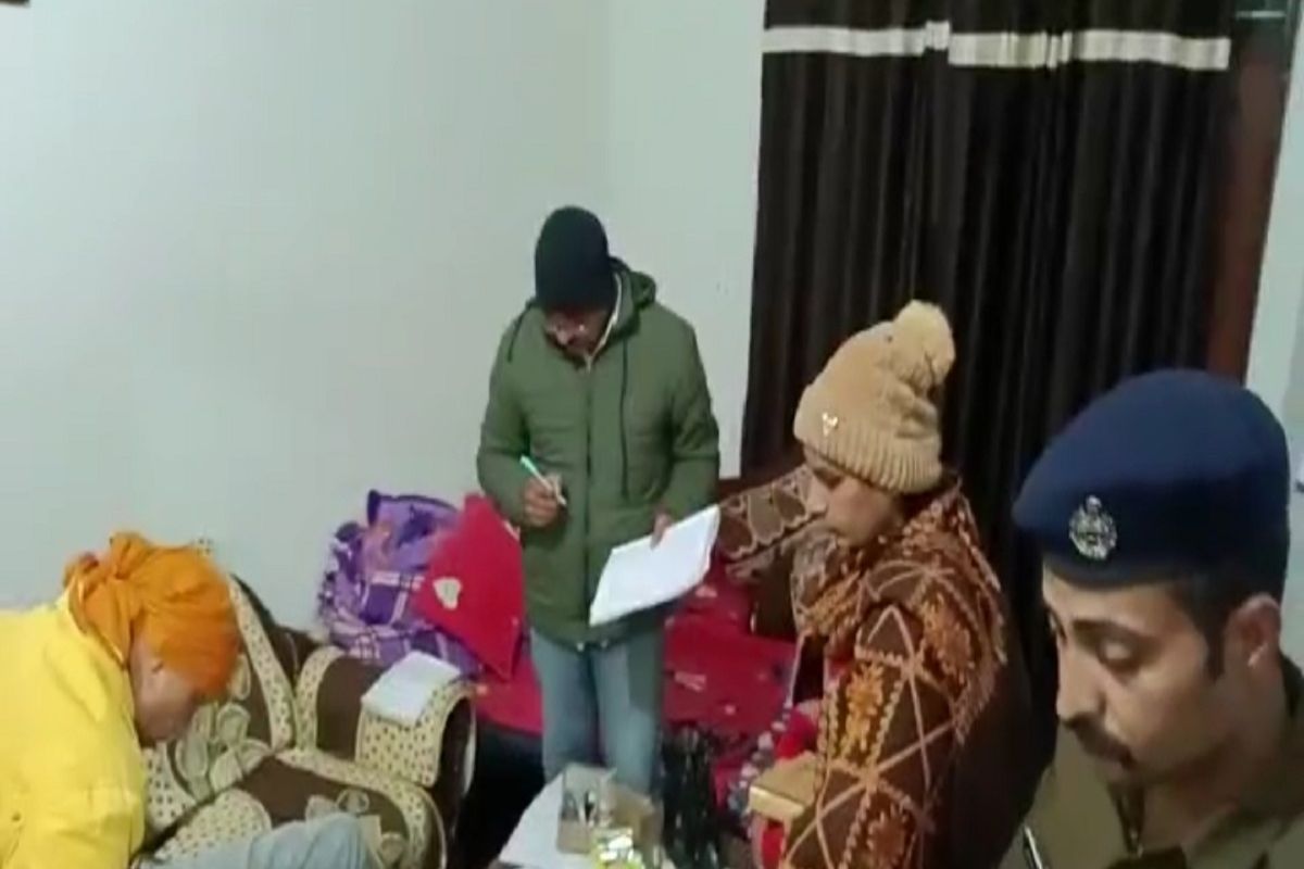 घराचं दर उघडताच भाऊ हादरला; बेडरूममध्ये वहिनी अन् दोन पुतण्याचे मृतदेह तर हॉलमध्ये भावाचा मृत्यू