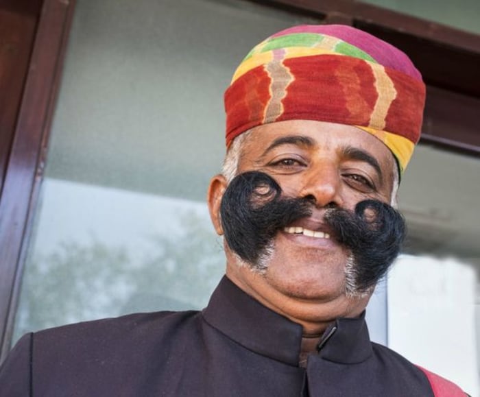मिश्या असलेला दरबान तुम्ही कधी राजस्थान किंवा तुमच्या शहरातील कोणत्याही हॉटेलमध्ये गेला असाल, तर तुम्ही मिश्या असलेला दरबान पाहिला असेल. त्यांच्या आलिशान मिशा आणि दाढींसह, पुरुषांचा हा गट त्यांचे कूपयुक्त वैभव दाखवण्यात अभिमान बाळगतो आणि ते अनेकदा रेस्टॉरंट्स, हॉटेल्स किंवा देशभरातील अनेक स्मारकांमध्येही दिसतात.