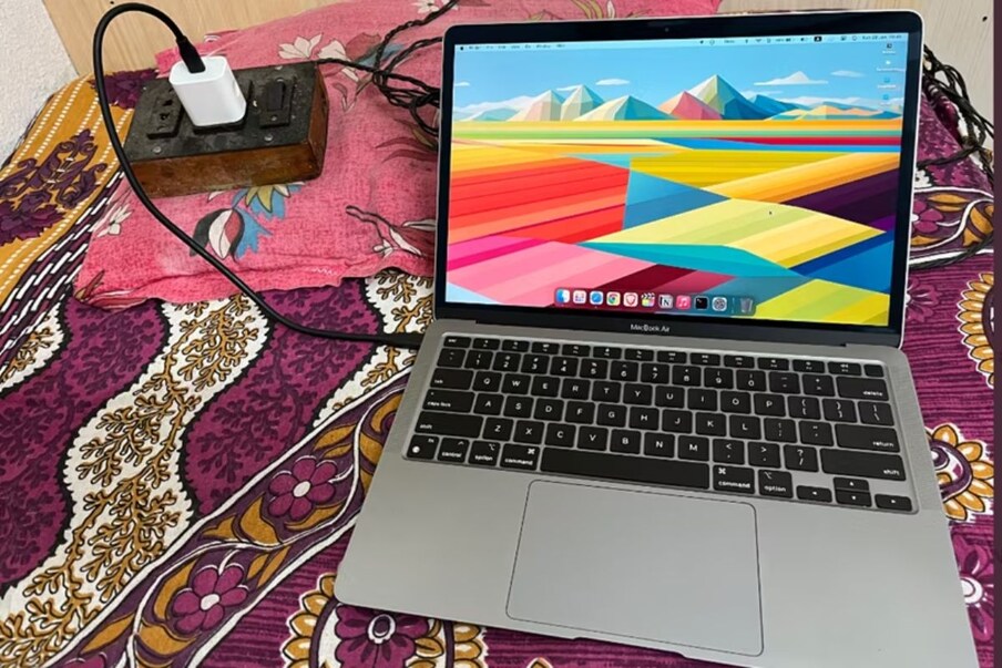 लॅपटॉप चार्ज करण्यासाठी एक्सटेंशन बोर्ड नाही म्हणून इलेक्ट्रिकबोर्डलाच थेट आणलं खाली